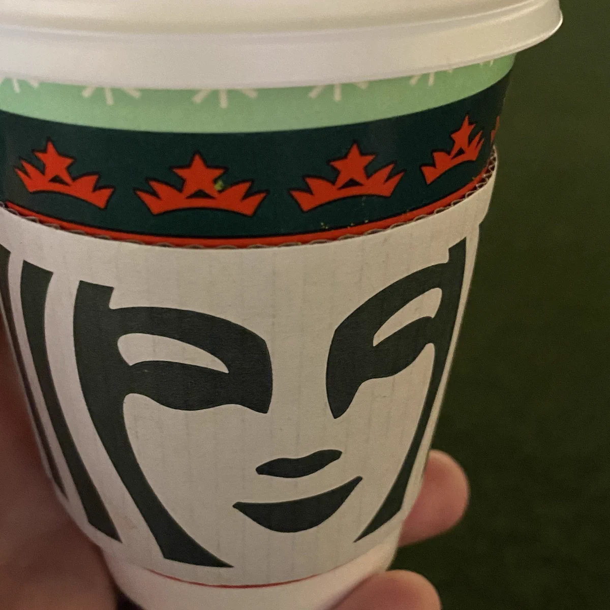 スタバのスリーブロゴが顔面アップに！一気に2050年くらいのロゴみたいになっているw