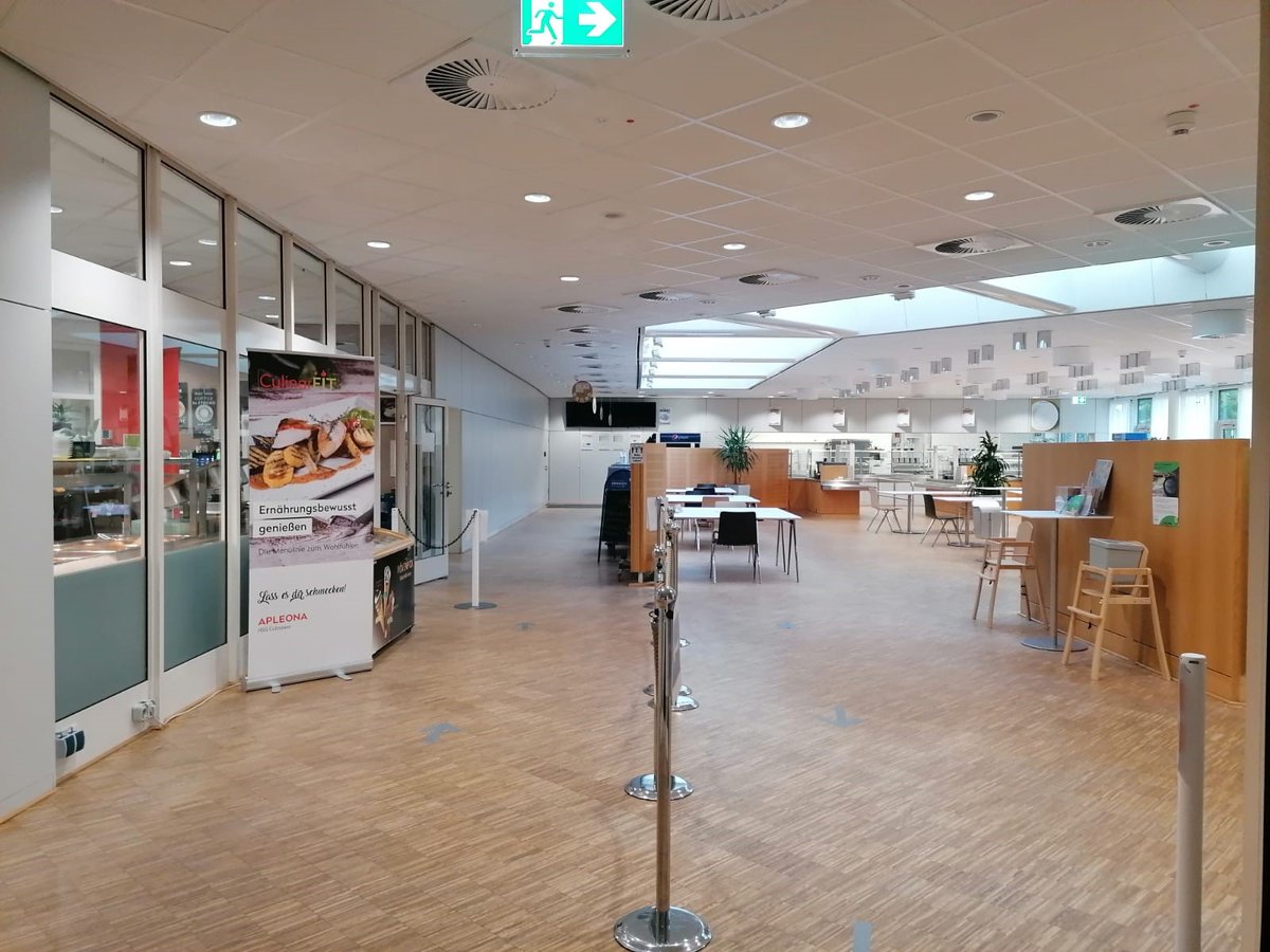 strahlenschutz's tweet photo. #BfSInside: Ehemals Gebäude des #Postministeriums - nun sitzen die #BfSler in Bonn gemeinsam mit dem #BMU direkt an der #Rheinaue. Das Geld für die Kantine ist schnell am Geldautomaten im Foyer abgehoben und der Verdauungsspaziergang kann im hauseigenen Park gemacht werden. https://t.co/X911IWaN1I
