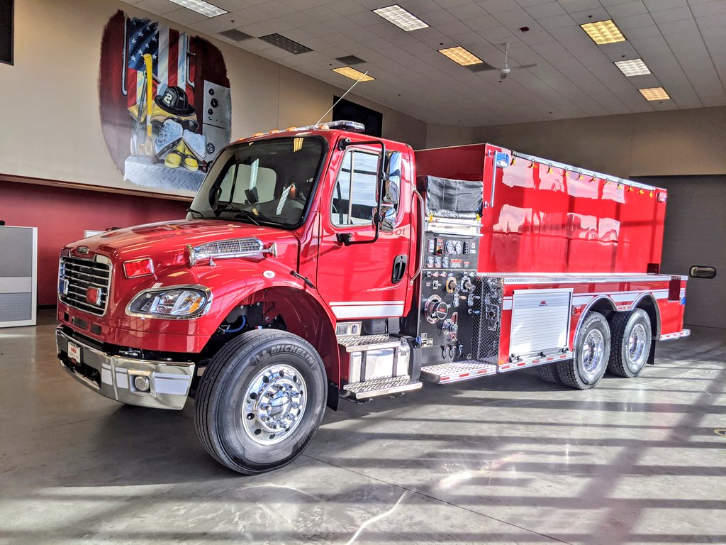 MidwestFire's tweet photo. There she sits buddy just a gleaming in the sun...
A 3000-gallon All-Poly® Tanker-Pumper manufactured for a fire department in Iowa. Let's talk about putting one to work in your community.
#ThePolyExperts #FactoryDirect #FamilyOwned https://t.co/BB205jItUv