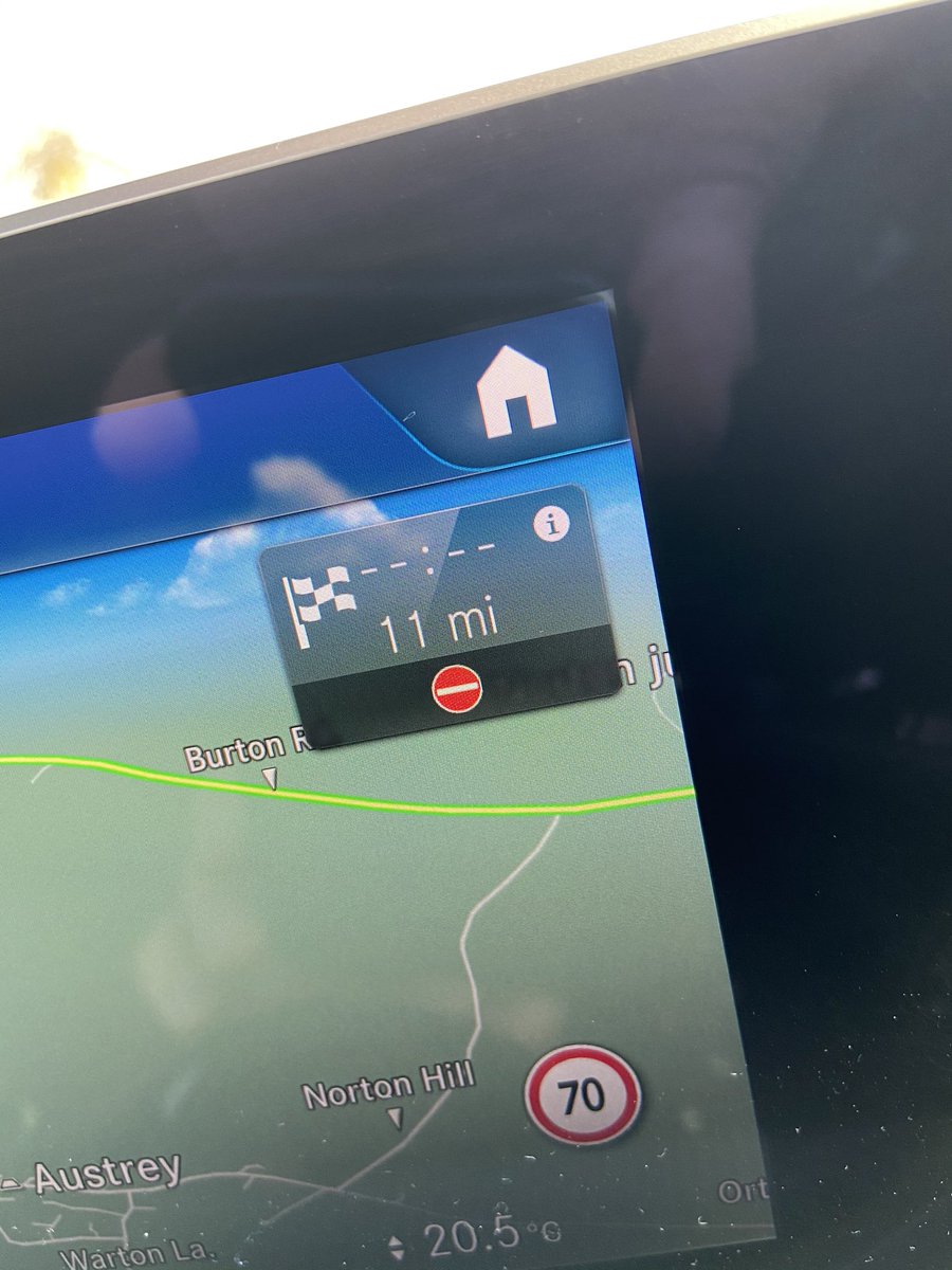 lukerobbo83's tweet photo. @MercedesBenzUK  MB SatNav diverting straight into traffic again, after it re-routing me 3 times. Previous routes showed no traffic?!? Why?? https://t.co/ytNYyYPCRS