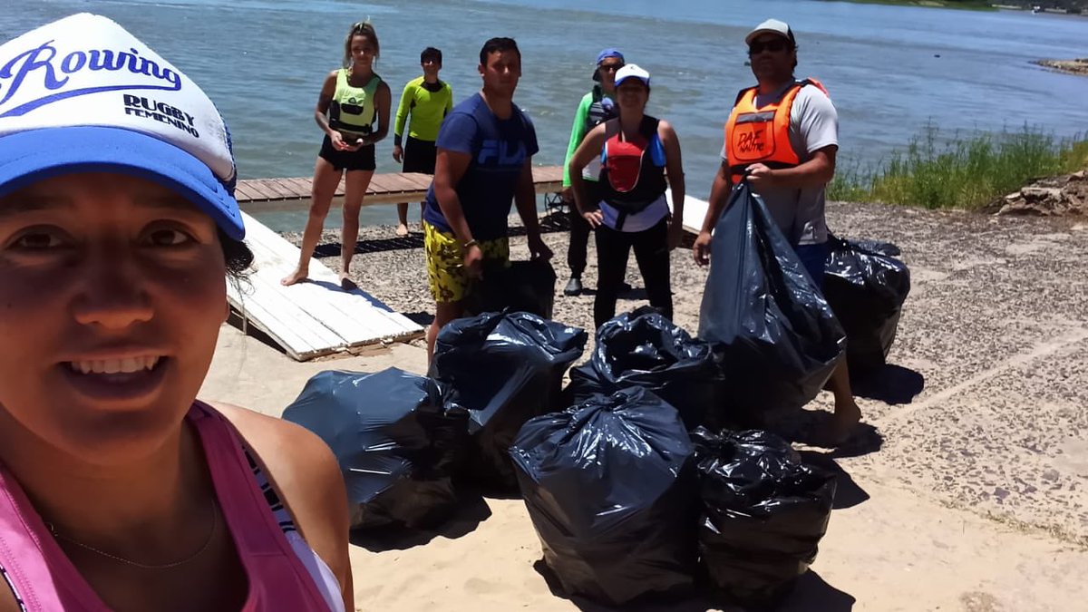 ParanaRowing's tweet photo. 👏🏼El grupo de canotaje fue parte de la Jornada de Limpieza del río que se realizó este domingo👏🏼
♻️Un nutrido grupo de palistas recorrió la orilla de la costanera paranaense y juntaron residuos que estaban en el agua y sobre la costa🧹
#NosCuidamosEntreTodos #VamosRowing #QLSR https://t.co/3R7LU2DbcN