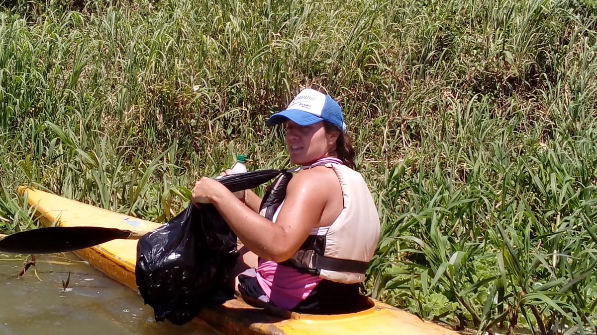 ParanaRowing's tweet photo. 👏🏼El grupo de canotaje fue parte de la Jornada de Limpieza del río que se realizó este domingo👏🏼
♻️Un nutrido grupo de palistas recorrió la orilla de la costanera paranaense y juntaron residuos que estaban en el agua y sobre la costa🧹
#NosCuidamosEntreTodos #VamosRowing #QLSR https://t.co/3R7LU2DbcN