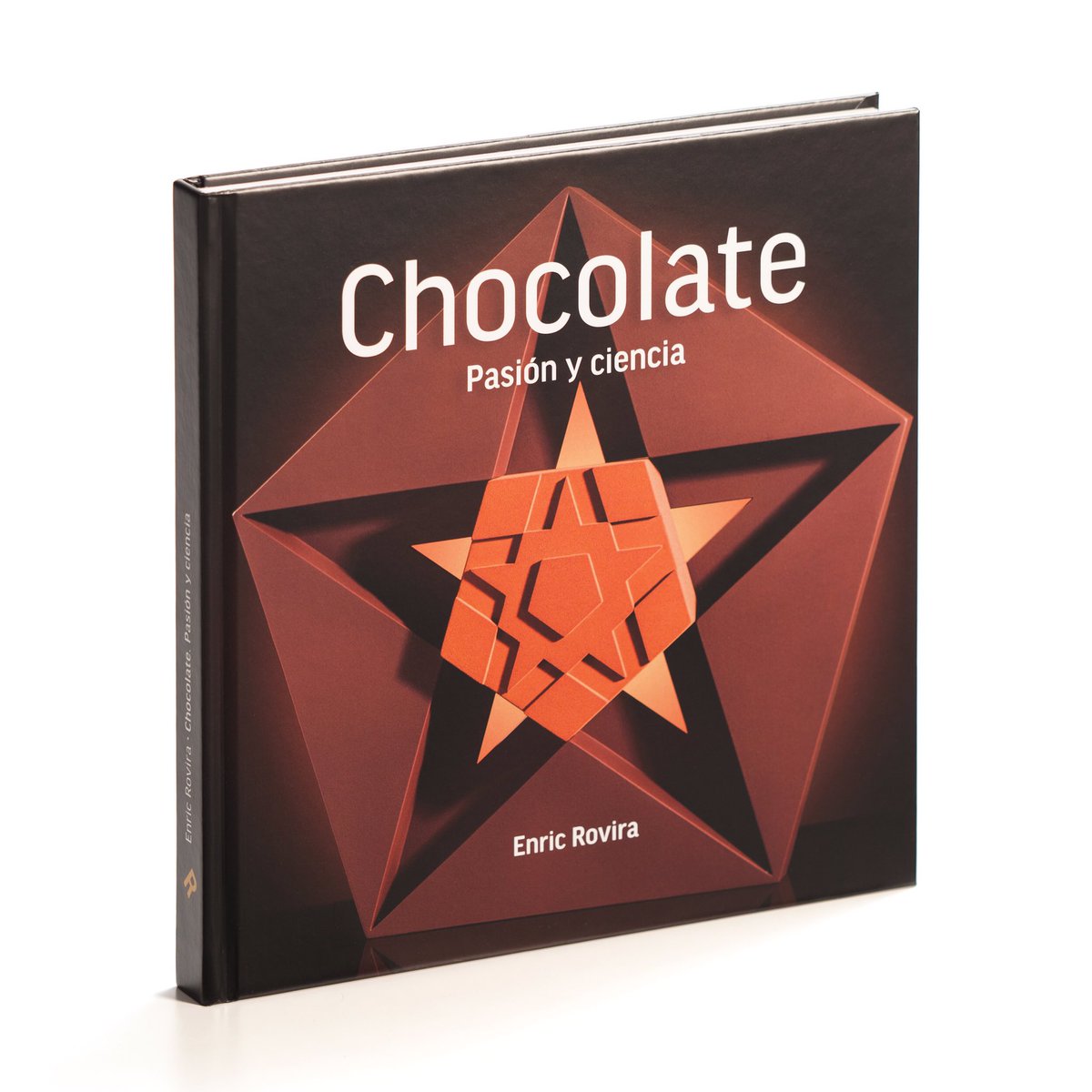El llibre CHOCOLATE. PASIÓN Y CIENCIA ja esta disponible a:
<a href="/booksforchefs/">Books For Chefs</a> i al nostre web enricrovira.com/ca/botiga-onli…