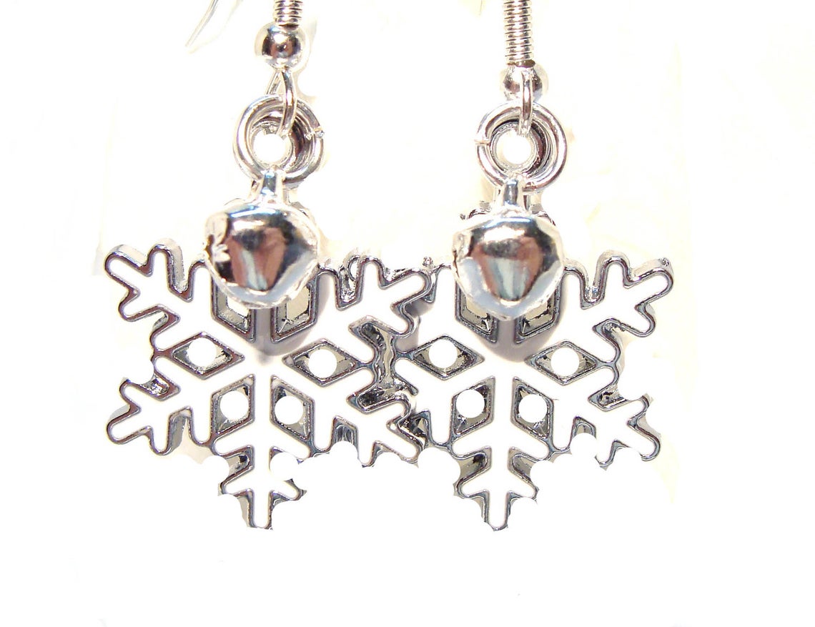 White Snowflake Dangle Earrings w Silver Jingle Bells: amazon.com/Snowflake-Earr… #snowflakeearrings #jinglebellearrings #silverbells #Christmasjewelry #winterearrings #Christmasgifts #Christmaswedding #Bridesmaidgifts #giftsforher #handmadeatamazon #amazonjewelry #amazonseller