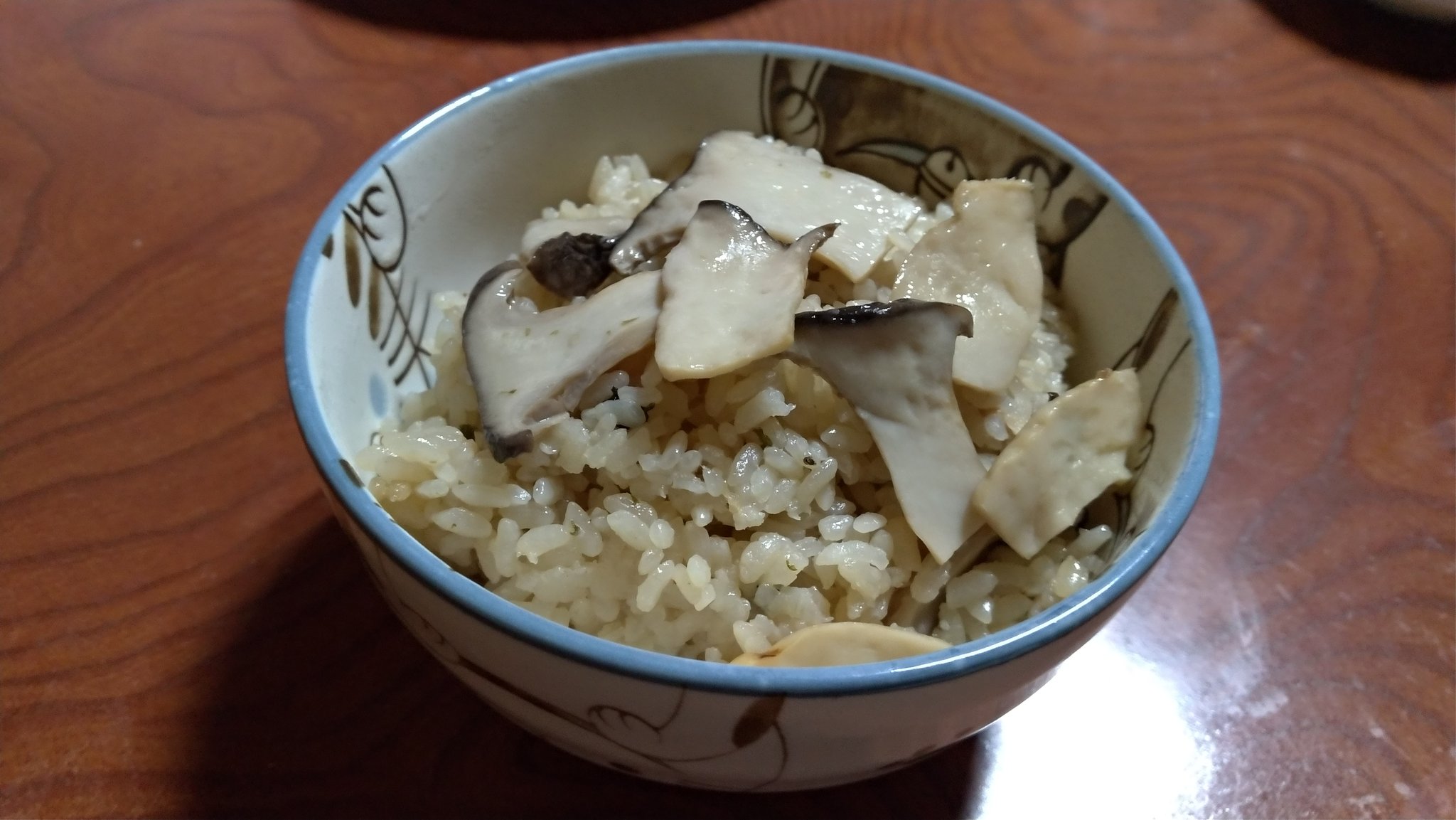 ころんたん 今夜は炊き込みご飯作りました なんちゃって松茸ご飯 笑 エリンギとしいたけ 永谷園の松茸の味お吸い物 あとお醤油と酒 もやしとニラのオイスターソース炒めも作った 晩ご飯 なんちゃって松茸ご飯 永谷園 松茸味のお吸い物 エリンギ