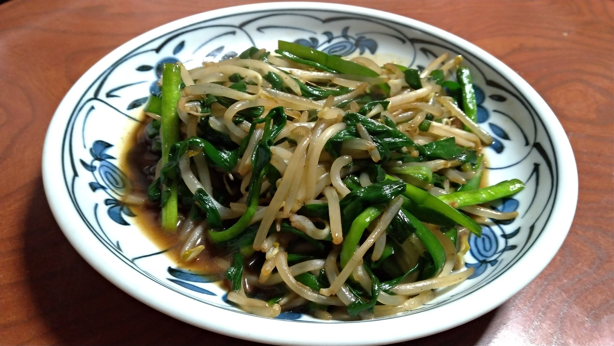 ころんたん 今夜は炊き込みご飯作りました なんちゃって松茸ご飯 笑 エリンギとしいたけ 永谷園の松茸の味お吸い物 あとお醤油と酒 もやしとニラのオイスターソース炒めも作った 晩ご飯 なんちゃって松茸ご飯 永谷園 松茸味のお吸い物 エリンギ