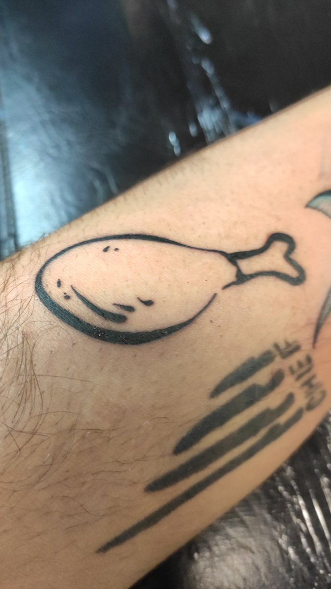 roselnoti's tweet photo. Última adquisición🤣🤣 no puedo parar de reir cada vez que lo miro🤦‍♂️
#tattoo #tattoart #tatto #tattoomodels #poll #polls #pollo #pollopollo #muslo #muslodepollo https://t.co/0tfUdHZDut