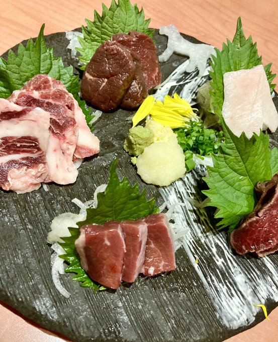 緑いろ先生とアフターしてきたんだけどずっと食べたかったいきなり団子が食べられてすごい嬉しかった!!いきなり団子!うまい!!!あと馬刺しの大根が馬の形 