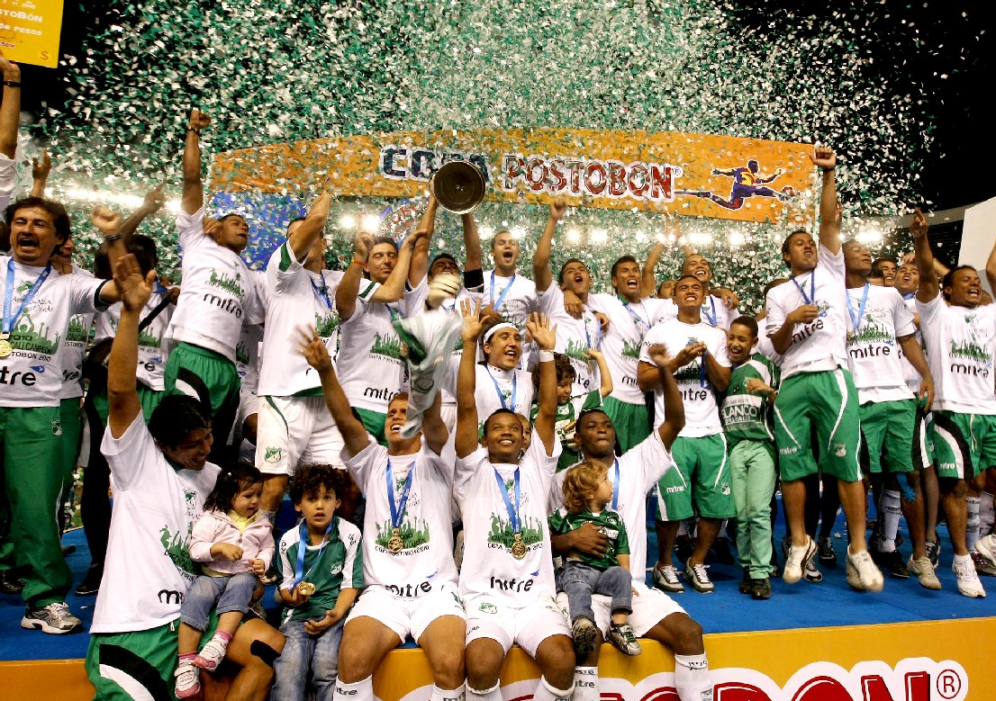 elvlogazucarer1's tweet photo. Una fecha como hoy (03/11/2010), hace 10 años @AsoDeporCali (DT.Jaime de la Pava), logro gritar campeón en la 3ra edición, de la copa Colombia (actual copa @CopaBetPlay ) , derrotando en la final a Itagüi @AguilasDoradasR (Ida 0-1;Vuelta 2-0). https://t.co/4NgaXmhiQV