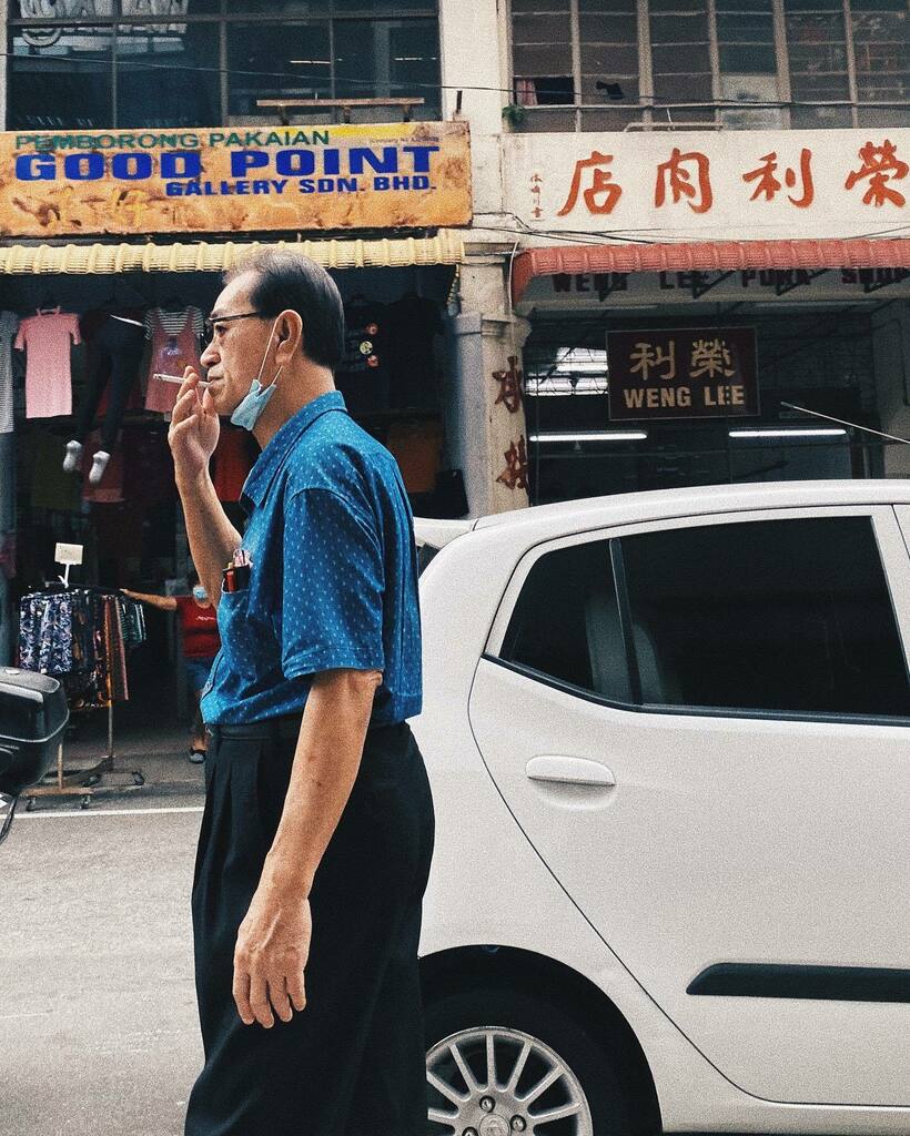 Cigarette smoking man
.
.
.
#photographs #outdoorphotography #ilovephotography #photographie #photographers #topliketags #photographysouls #photographylovers #photographers_tr #shotoniphone #iphone11promax #penang #georgetown #street_avengers #intercollective #streetphotogra…