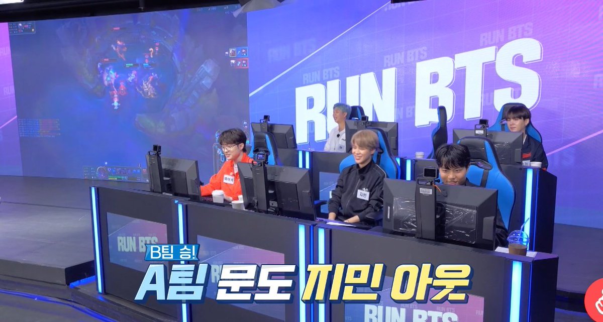_fairyoonie's tweet photo. while everyone is busy playing, here's these two watching like a kid,,they look so smol 🥺🤣🤣 #RUNBTSep112 #BTSxT1 https://t.co/H2G9sLmMAz
