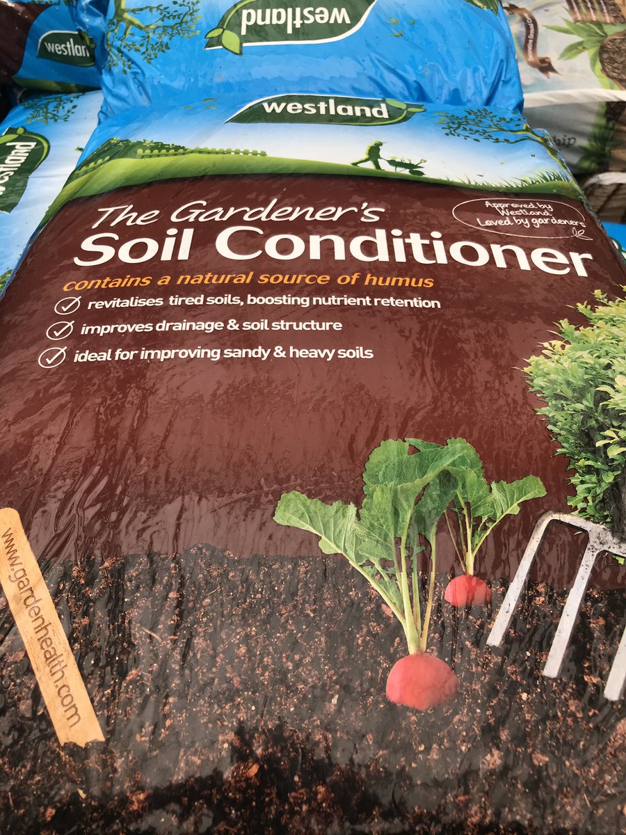 BurstonStAlbans's tweet image. Now is the perfect time to get your plant beds and lawns conditioned and looking good going into winter. Adding nutrients now will boost growth in spring. Get digging!!!! #digdigdig #autumn #autumngardendays #preparation #getoutside #getoutdoors #novembergarden #stalbans #burston