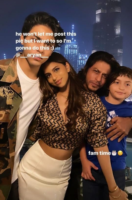 TeamSRKWarriors's tweet photo. Shah Rukh Khan with His mighty impressed Kids at @BurjKhalifa! ❤️

#HappyBirthdaySRK 
#HBDWorldsBiggestMovieStar https://t.co/geO5z1LBof
