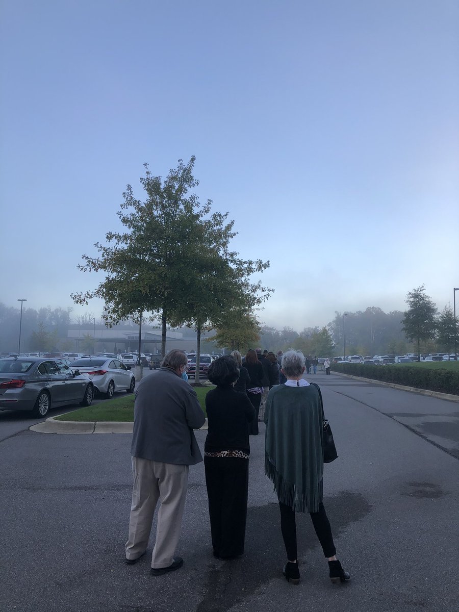 LuohengH's tweet photo. A long line ...🇺🇸🗳 https://t.co/yOsdfC5kd9