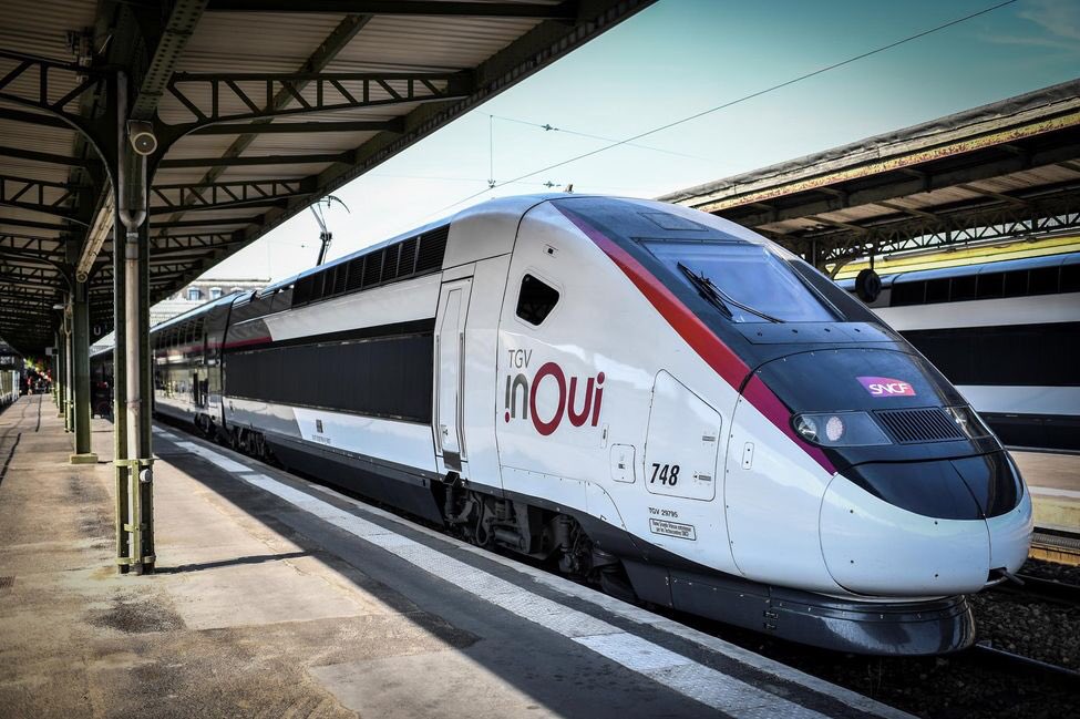 Nous adaptons à partir de jeudi notre plan de transports. Car confinement + restriction déplacements inter régionaux = des annulations nombreuses &amp; un taux de remplissage de nos TGV qui tombe à 15%. Aussi, nous réduisons l’offre à 30%, ce qui assurera les déplacements essentiels.