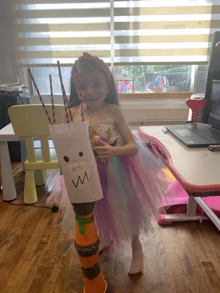 Les élèves du groupe de Mme Tiffany en 1ère année Immersion nous ont partagé leurs inventions pour distribuer des bonbons à distance! Bravo Emma et Michael !#EMSBVirtual #WeAreEnglishMTL English Montreal School Board