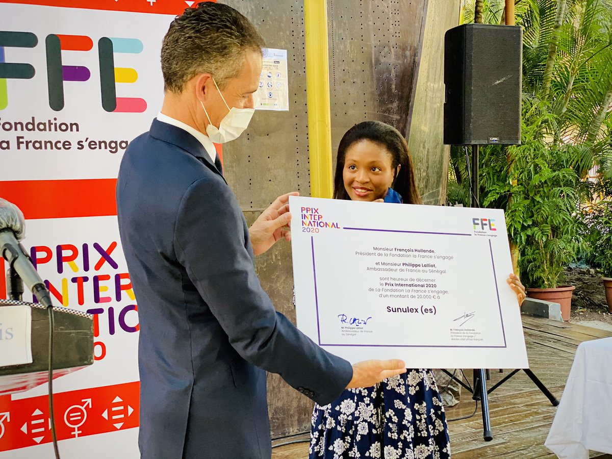 paneju's tweet photo. Ce matin l’Ambassadeur de @FranceoSenegal Philippe Lalliot & @LaFrancesengage ont remis le #PrixInternational2021 à #Sunulex & @apiafrique dont les projets font avancer l’#ESS au #Senegal en faveur des + démunis ➡️ les #femmes & les enfants
#GenerationEgalite #kebetu #team221 https://t.co/ggrsAbrV57