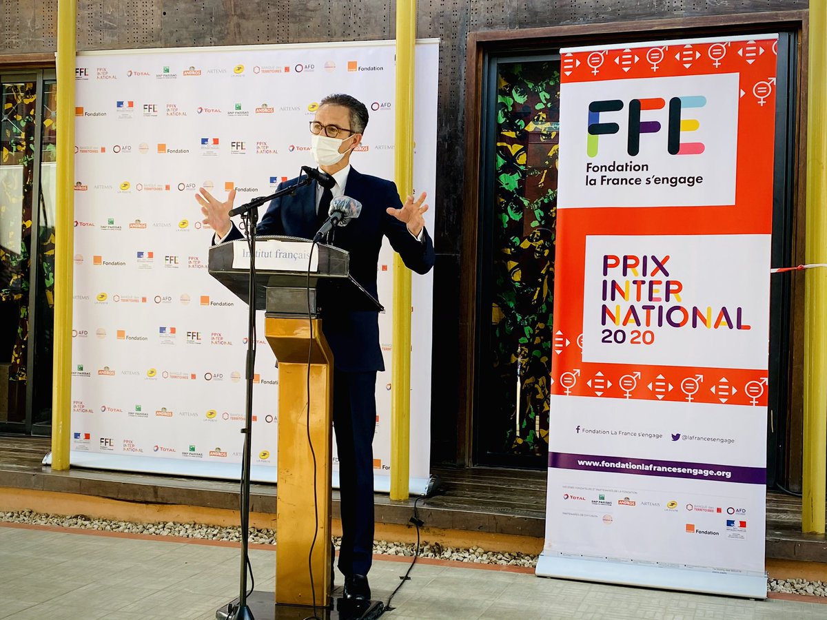 paneju's tweet photo. Ce matin l’Ambassadeur de @FranceoSenegal Philippe Lalliot & @LaFrancesengage ont remis le #PrixInternational2021 à #Sunulex & @apiafrique dont les projets font avancer l’#ESS au #Senegal en faveur des + démunis ➡️ les #femmes & les enfants
#GenerationEgalite #kebetu #team221 https://t.co/ggrsAbrV57