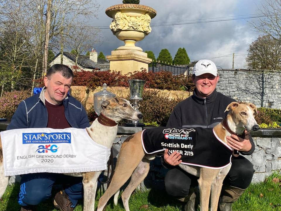 𝗣𝗔𝗧 𝗔𝗡𝗗 𝗦𝗬𝗗𝗡𝗘𝗬 𝗛𝗢𝗠𝗘 𝗔𝗙𝗧𝗘𝗥 𝗛𝗘𝗥𝗢𝗜𝗖𝗦
<a href="/IanFortune/">Ian Fortune</a> caught up with English Derby winning trainer Pat Buckley

Read bit.ly/2I3uHUZ

Pic: Pat &amp; Jack with Deerjet Sydney &amp; Scottish Derby champion Braveheart Bobby

#GoGreyhoundRacing #GreyhoundDerby2020