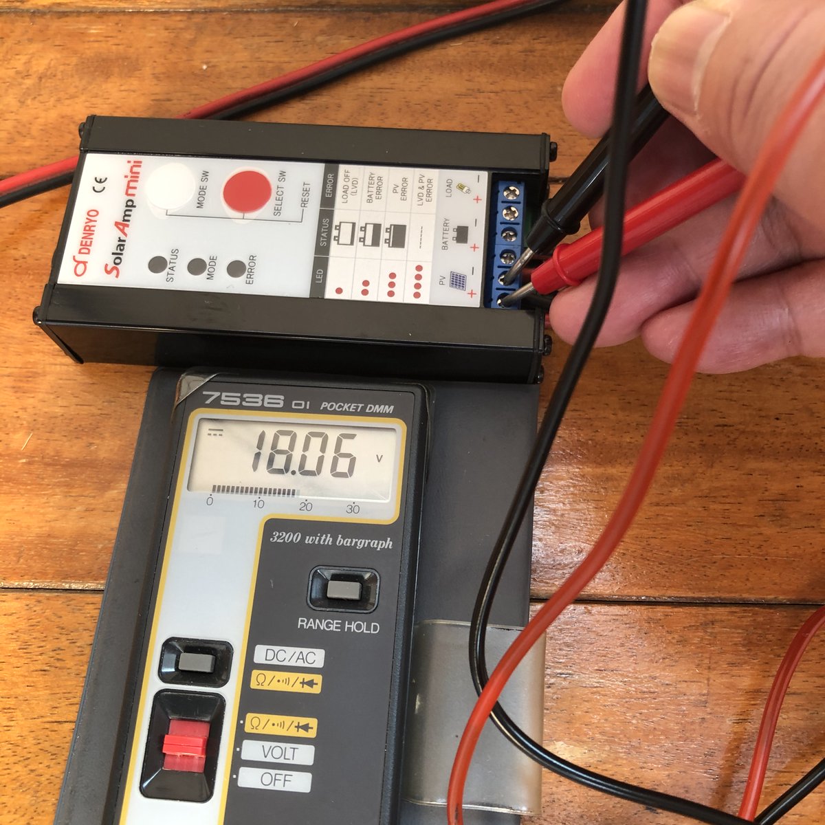 ばんそうこう 30wの太陽電池でバッテリーの充電テスト 太陽電池からの電圧18vがバッテリーに14vで送られる様子です 小規模太陽光発電はいろいろコツがありそう 貯めた電気は部屋の明かりとして有効活用