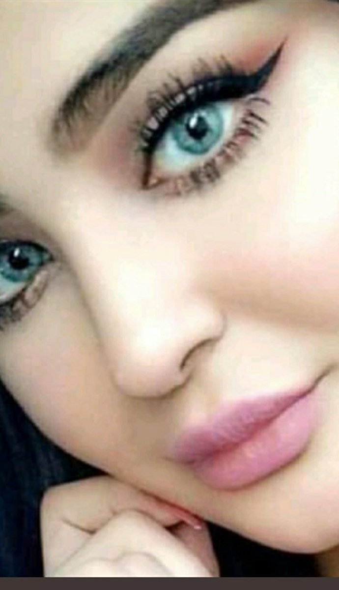 ازرع ورودَكَ في دارٍ حللتَ بها
حتى يشمَّ عبيرَ الوردِ مَنْ زارا

أغلى الكنوزِ وراءَ المرءِ يتركها ريحٌ تطيبُ 
إذا ما فارقَ الدار 

مساء الـــــ💕ـــــورد