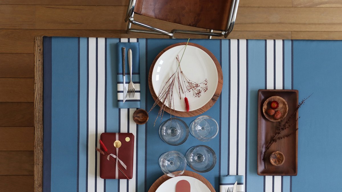 Notre toute dernière nouveauté ! 
La nappe Espelette Bleu nuit, au style clair-obscur, donne de la gaité à votre intérieur : bit.ly/35Vb8Gq
#nouveau #AH20 #decoration #confinement