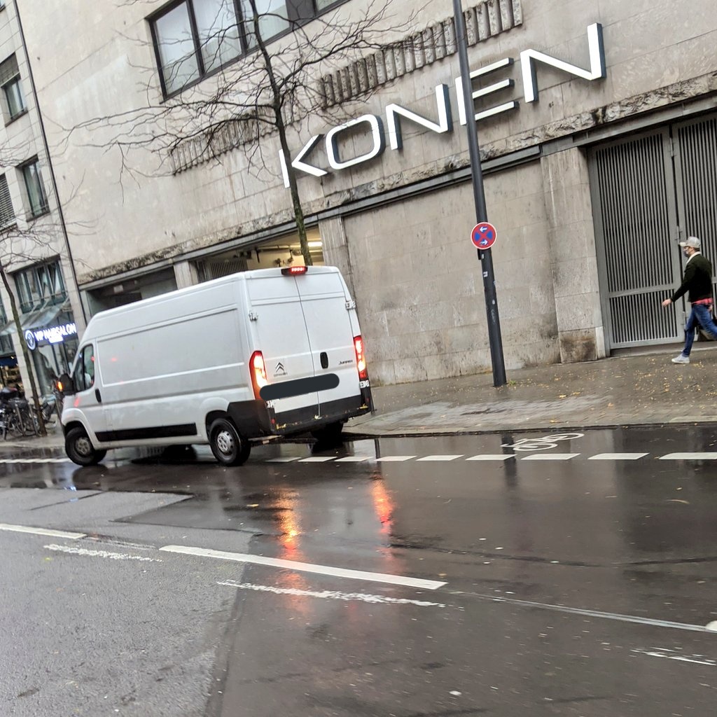 runtervomradweg's tweet photo. #PopUpBikeLane und #Oberanger. Parken kann man überall. #runtervomradweg https://t.co/wfNMMmJnbp