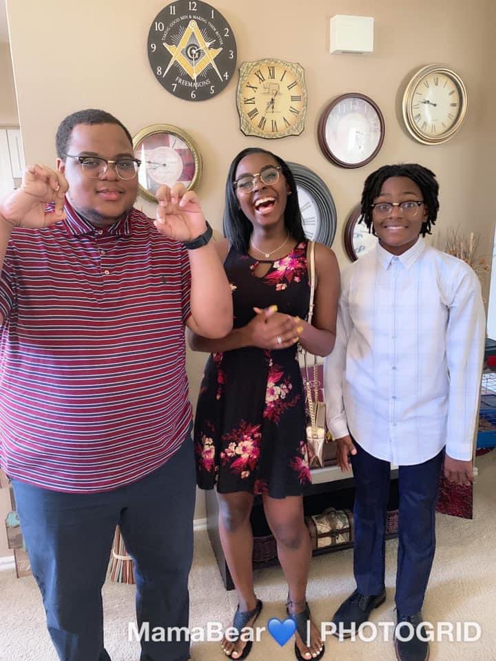 desireerl78's tweet image. Countdown continues! #13Days #almost18 #middlechild #onlygirl #senior2021 💙 #siblingslove