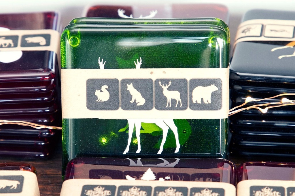Save the table and the planet at the same time! Check out these dope glass coaster sets by Nest artist @artech_thehotshop. These symbols of Canadiana are made from recycled beer bottles, in different colours, and symbols of flora and fauna.