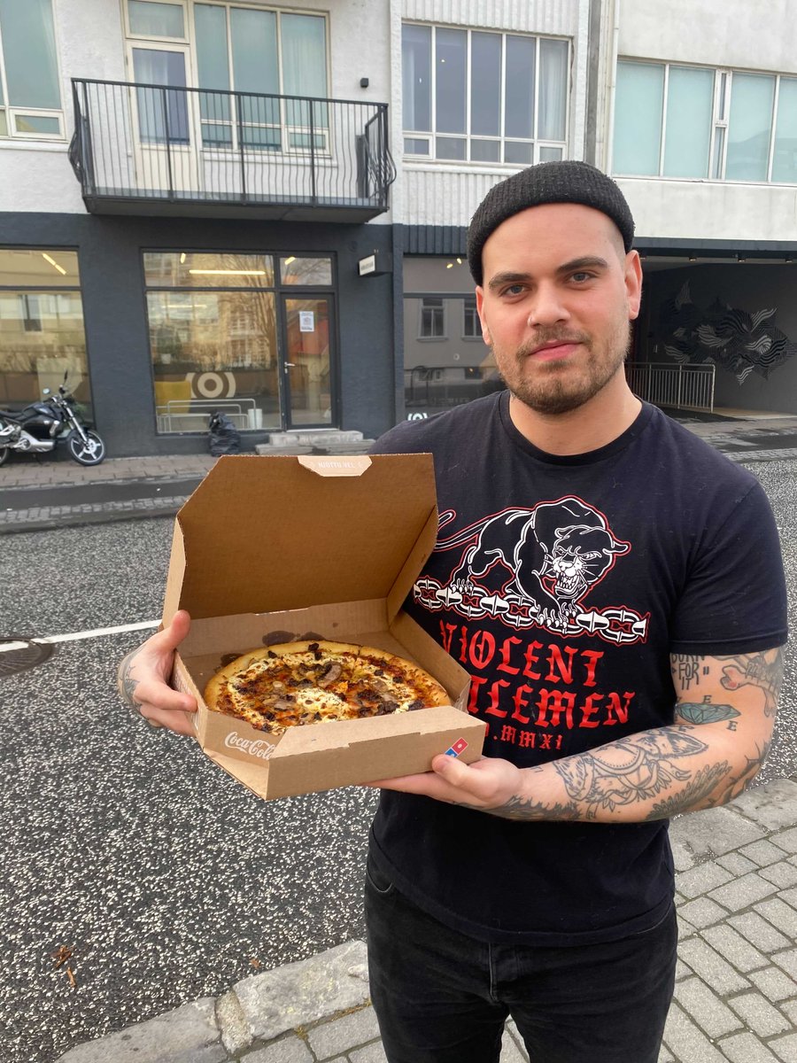 Nýjasti meðlimur 101 Productions, þúsundþjalasmiðurinn, Gunnar Ingi Jones, valdi pizzu vikunnar í dag ✨

Laufléttur botn, rjómaostur, sveppir, döðlur, oregano og kantolía 🧄

Pizzan hlaut nafnið „Den Gamle”

#Pizzavikunnar #Samstarf <a href="/DPISL/">Domino's Pizza ÍSL</a>