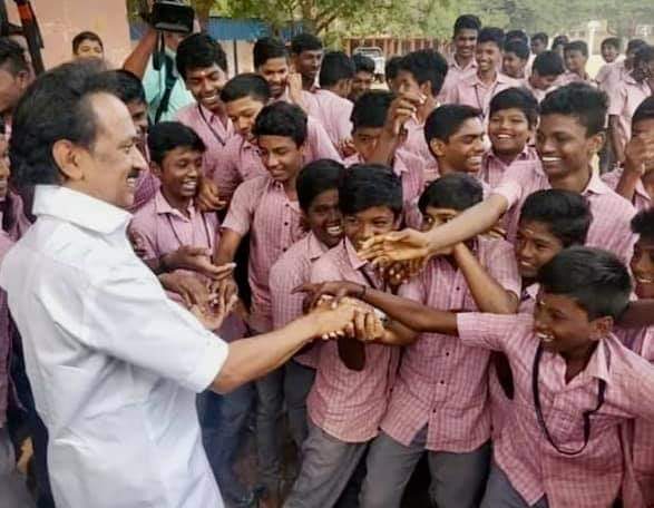 Mass_Kishore007's tweet photo. @news7tamil @mkstalin @arivalayam @CMOTamilNadu @AIADMKOfficial @KASengottaiyan நவம்பர் 16-ஆம் தேதி பள்ளிகளை திறக்க கூடாது என ஸ்டாலின் கூறுவது? 

பதில் : மாணவர்களை பாதுகாக்க 💪

#DMKcaresforTNStudents #MKSforCM https://t.co/dXaXaiumiz