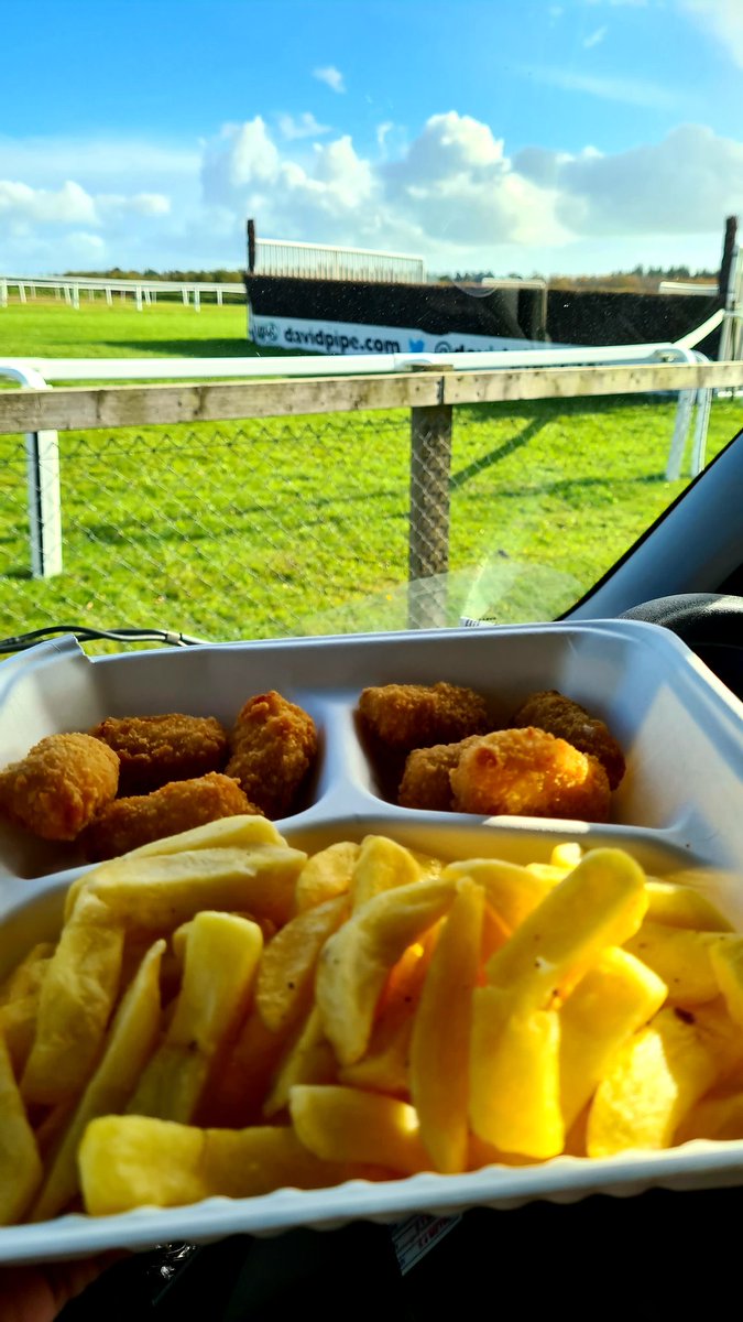 Thanks very much @ExeterRaces for supplying Stable Staff with free hot food. Much appreciated on a nippy sunny day. Top marks.  #NoelWilliamsRacing