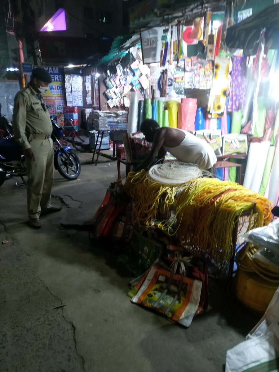 dcp_cuttack's tweet photo. Special enforcement against encroachment and unauthorised parking at College Square are effectively ensured today by ACP Traffic and his team in our #TrafficEnforcementDrive. @CMO_Odisha @homeodisha @DGPOdisha @odisha_police @SarangiSudhansu https://t.co/CrdcHXUG3b