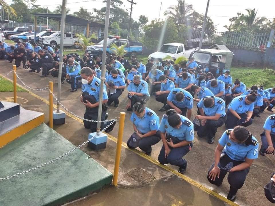 TReporta's tweet photo. Policías en Nicaragua se arrodillan para pedir protección, a pocas horas de que impacte el huracán #Eta sobre el país centroamericano. #InternacionalesTR https://t.co/nCUj9VbnVY