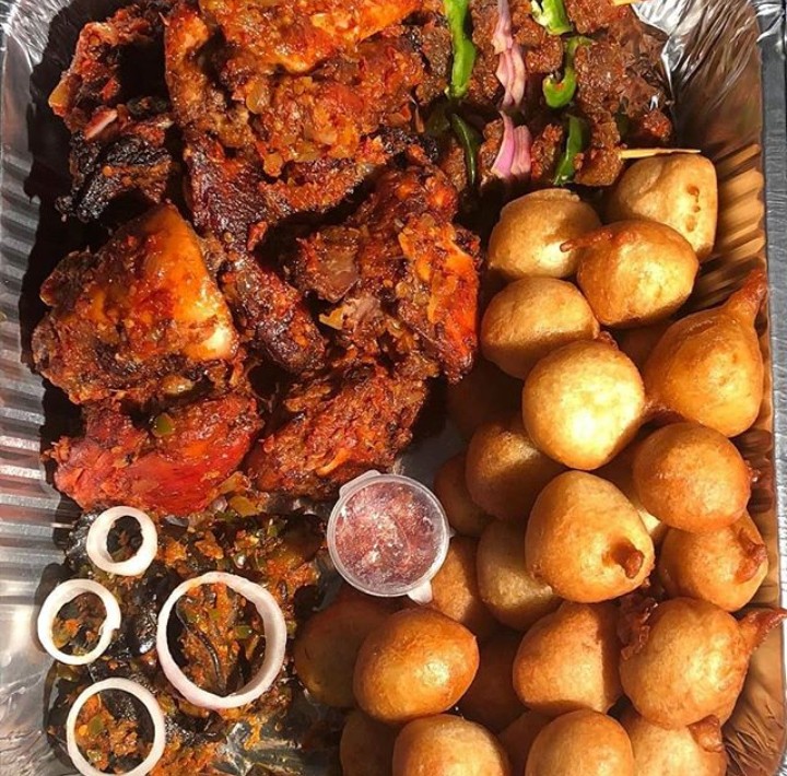 berries__bliss's tweet photo. @Mazigburugburu1 I dey sell yummy small chops, food trays and cakes @Mazigburugburu1 biko patronise me oo 
#Mazigoestomarket https://t.co/gqIijAToXq
