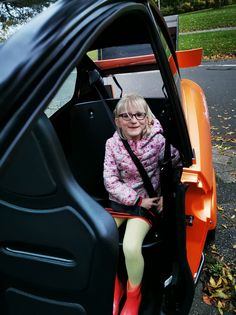 Ridecarver's tweet photo. Niet alleen volwassenen genieten van een ritje in de Carver. Ook kinderen vinden het geweldig! 🤩 #RideCarver #JoinTheRide #UrbanMobility #FutureProof #EV #edrivers #escooter #electricscooter #dutchdesign #dutchinnovation https://t.co/SKtABykgJE