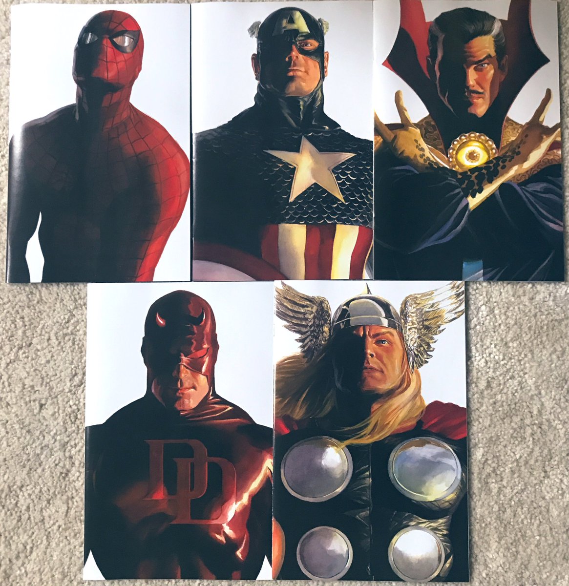 Robert_Comics's tweet image. ⚠️CONCURSO ⚠️
Quieres uno de estos 5 comics Marvel originales USA con impresionantes portadas de Alex Ross
Solo tienes que:

- Sigueme
- Haz RT a este tuit

Habrá 5 ganadores!!