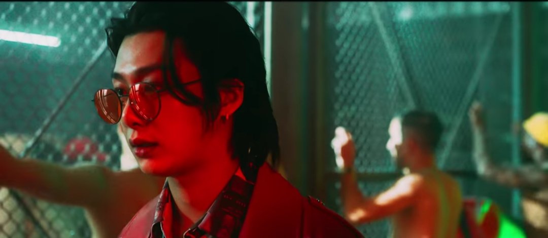 LoverNaj's tweet photo. My soul left my body and I'm not even ten seconds into the mv https://t.co/06qR4Ep3u6