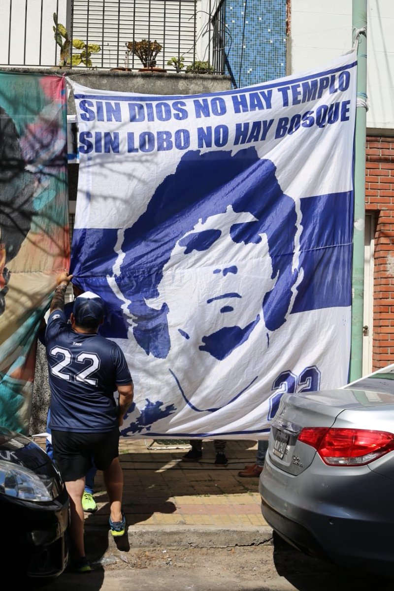 cielosports's tweet photo. #GELP 📍 Desde anoche, los hinchas de Gimnasia se concentran en la puerta de la clínica Ipensa, haciéndole el aguante a Diego Maradona
#maradona #diegomaradona #laplata #ipensa https://t.co/dw7HhWgkAF