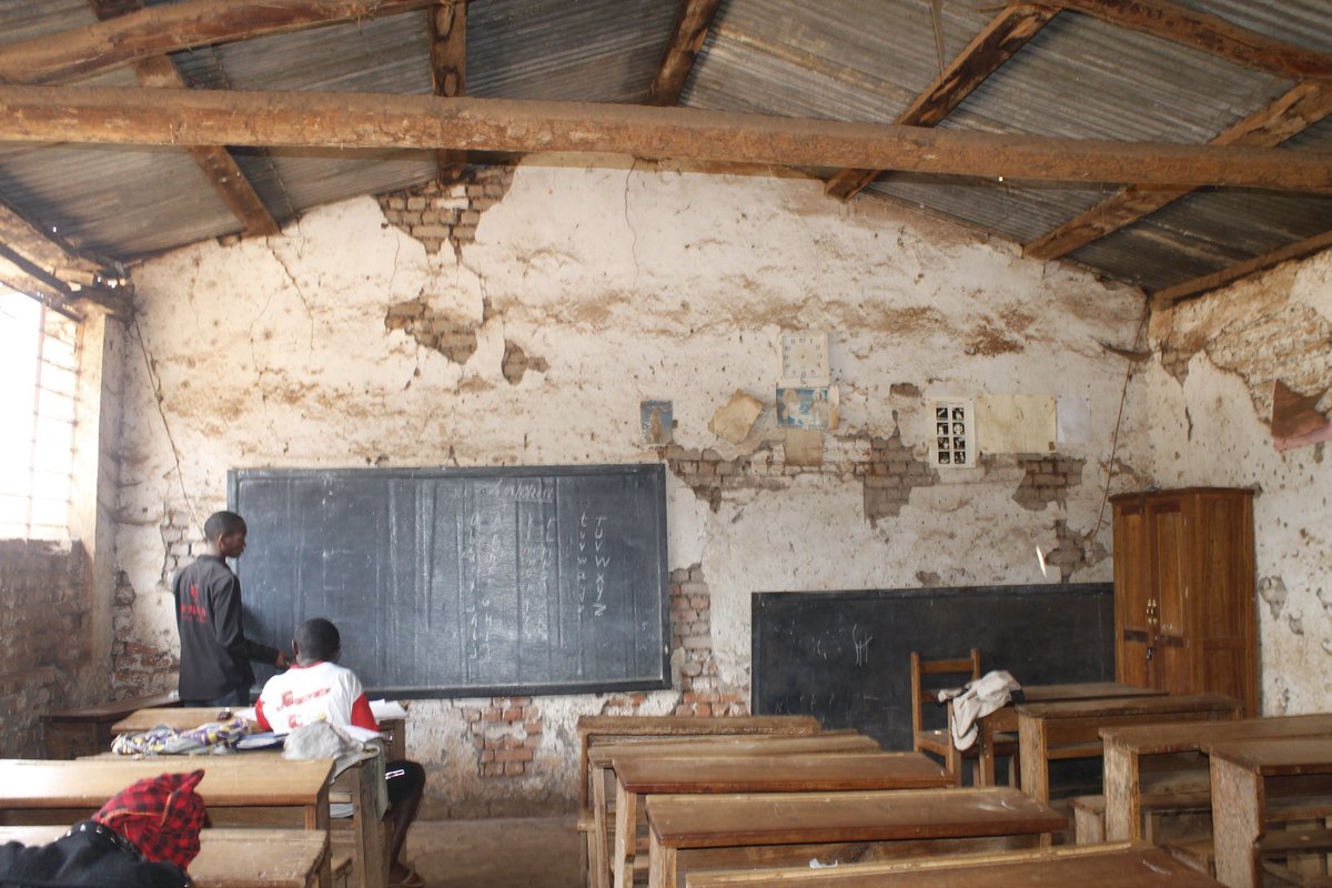 MaishaDRC's tweet photo. #RDC_BUKAVU: "Let us make competence prevail to the detriment of ethnic, political, religious affiliation. And the Congo will be developed" @ShabaniLoswire. To have such a school in the 21st Century is to accept slavery. @TheoKASI @bakonga_willy @MinistereEPST @matumo_b https://t.co/Vgzw8FvUcR