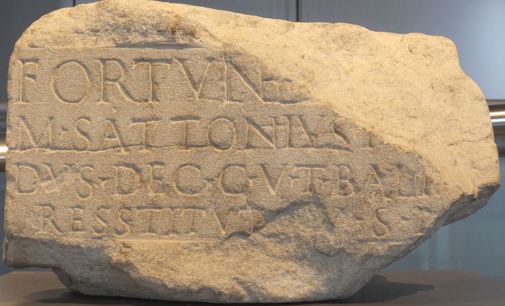 Fortun(a)e [Reduci] / M(arcus) Sattonius I[u?][cun]/dusdec(?urio) c(oloniae) U(lpiae) T(raianae) bali[neo] / res{s}titut[o] v(otum) s(olvit) l(ibens) [m(erito)]The inscription signals the restauration of the baths of Heerlen by a decurio from Xanten (Ulpia Traiana)4/5