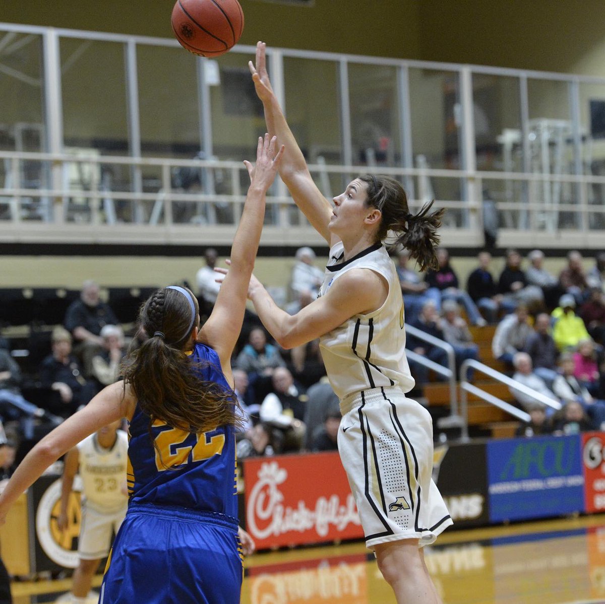 AUTrojans's tweet photo. We are so proud to have Jennifer (Monroe) Anderson, former @AUTrojansWBB superstar, as our new Director of Strength and Conditioning! Her passion for Anderson Athletics is undeniable, and we are so happy to have her on our team once again! #TrojanArmy https://t.co/6eUYJolklv