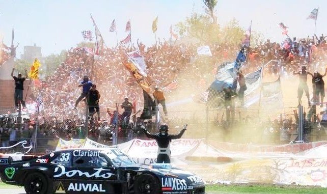 ChivoAlMaximo's tweet photo. Muy feliz día para todos los hinchas del moño, gracias por formar parte de esto tan lindo que es el automovilismo. Porque en las buenas siempre, y en las malas mucho maaas! #VamosChivo 🏁🐐♥️🎉 https://t.co/GjwuRQizm2
