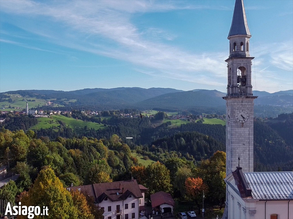 AsiagoIt's tweet photo. Indovina indovinello... il campanile in foto appartiene a che paesello? 😉
Aspettiamo una valanga di risposte! E potreste anche dirci che paese si vede sullo sfondo a sinistra ..
Buona serata! 😃
#Asiagoit #Roana #Canove #Camporovere #Cesuna #Mezzaselva #TrescheConca https://t.co/ZCghlsKp9o