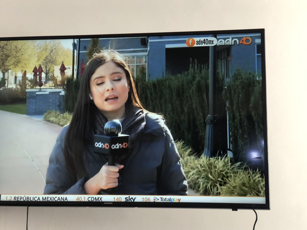 herzhain's tweet photo. @adn40 increíble una televisora presenta a una reportera paseándose por USA sin cubrebocas buen ejemplo para la población mundial. https://t.co/7rbz1K9Os2