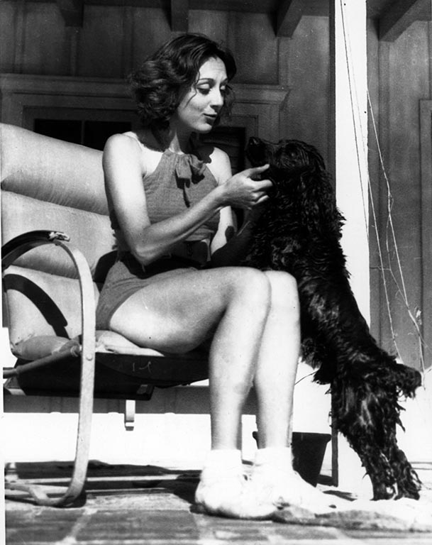 Poolside kisses at the Encino ranch circa 1936.  #anndvorak