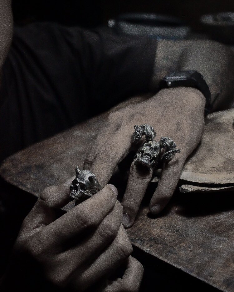 #wax #waxsculpture #whg #wildhogsgarage #jewellery #lostwaxcasting #lostwaxprocess #lostwaxcastingprocess #lostwax #jewelrycasting #lostwaxjewelry #jewelryprocess #skullring #skullrings #skullart #sclupture #ring #cincintengkorak #sculpt #sculpture #sculpting #silver #silver