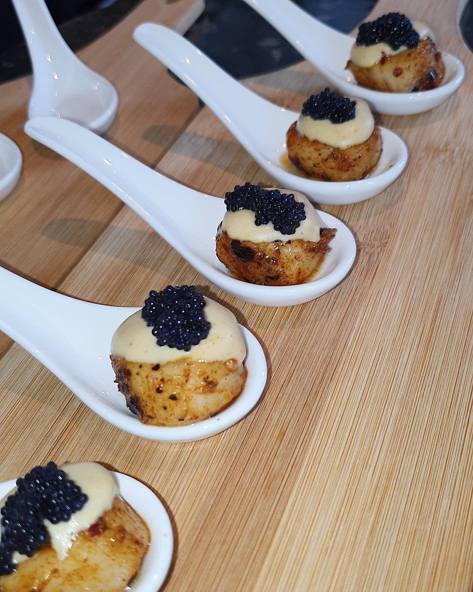 Chefvivianj's tweet photo. Pan Fried Scallops Cooked in Chilli and Garlic Butter, Plantain Puree Topped With Caviar. https://t.co/jkCEU3ocTh