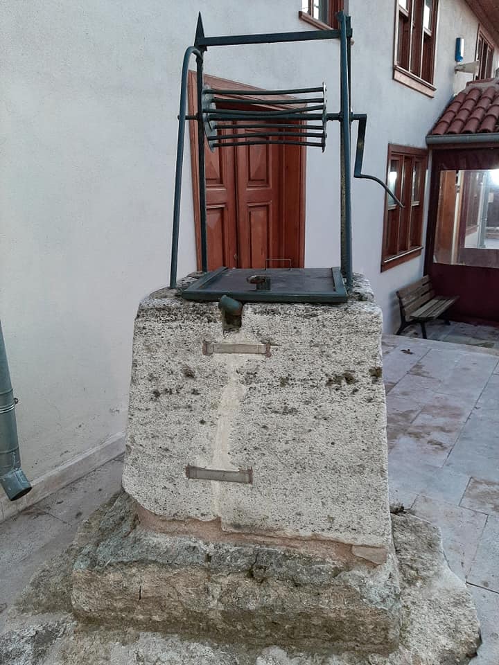 Hacı Hüsrev Camii KuyusuKasımpaşa Hacıhüsrev'deki, Hacıhüsrev Camii'nin avlusundaki, 400 yıllık bir tarihi olduğu düşünülen tarihi su kuyusu. #Hacıhüsrev  #Beyoğlu