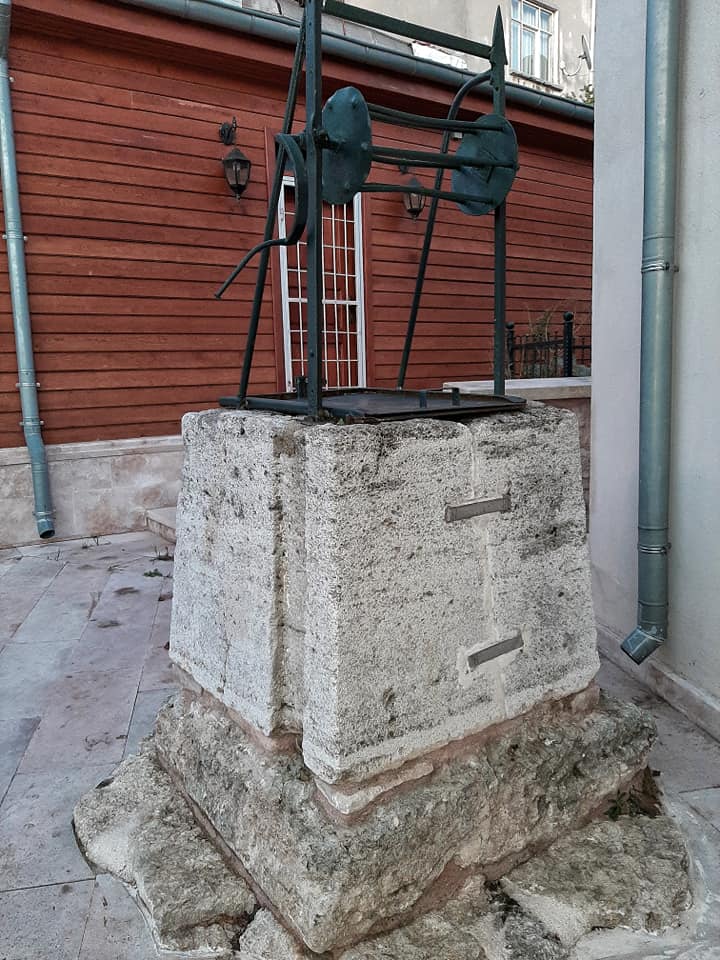 Hacı Hüsrev Camii KuyusuKasımpaşa Hacıhüsrev'deki, Hacıhüsrev Camii'nin avlusundaki, 400 yıllık bir tarihi olduğu düşünülen tarihi su kuyusu. #Hacıhüsrev  #Beyoğlu